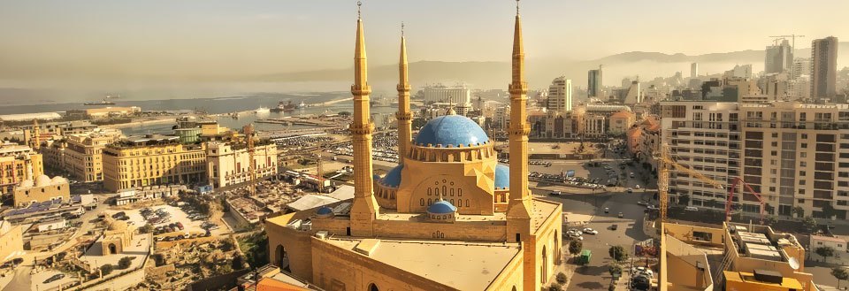 En byudsigt fra Beirut med en prominent moské i forgrunden. Baggrunden viser en blanding af moderne og traditionelle bygninger.