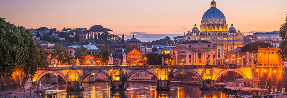 Aftenbillede af Peterskirken og Engelsborgsbroen i Rom med spejlinger i floden Tiber.