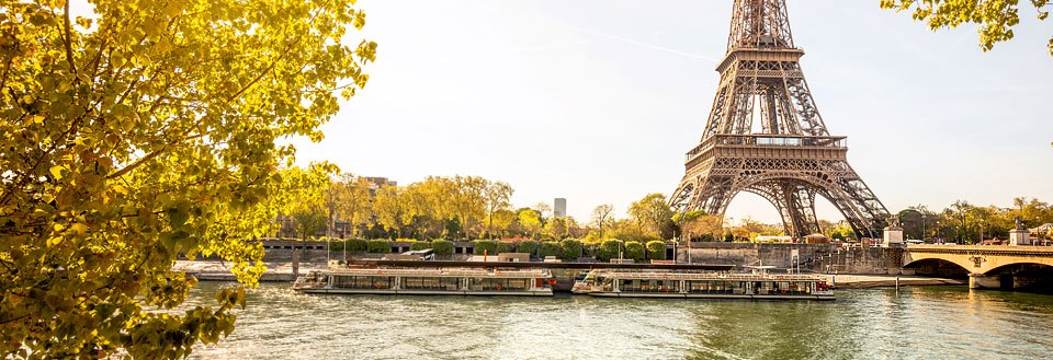 Eiffeltårnet i Paris, Frankrig, med en sightseeing båd på Seinen og gyldne efterårsblade.
