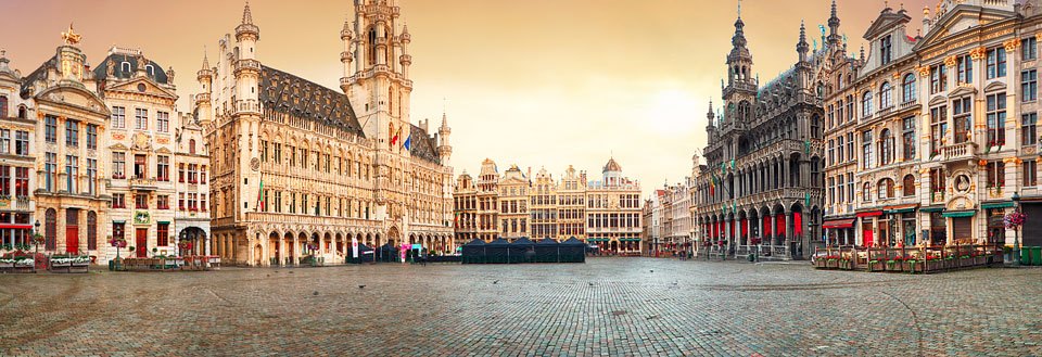 Billede af den laegante Grand Place, eller Grote Markt, i Bruxelles med historiske bygninger i solnedgang.