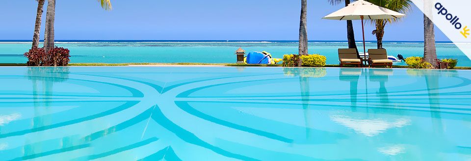 Et luksuriøst resort med en infinity-pool ser ud over en tropisk strand flanked af palmer.
