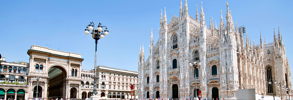 Billedet viser Milanos domkirke, Duomo di Milano, og Galleria Vittorio Emanuele II på en solrig dag med mange mennesker.