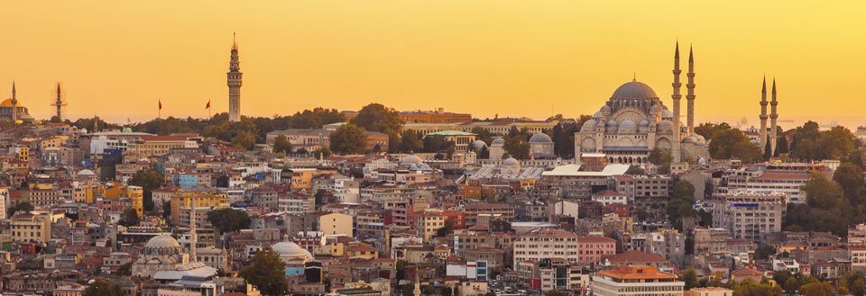 Solnedgang over Istanbuls skyline med moskéer og tæt bebyggelse.