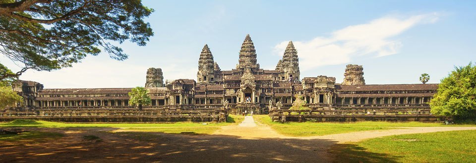 Det majestætiske Angkor Wat i Cambodja, et historisk tempelkompleks omgivet af frodig natur.