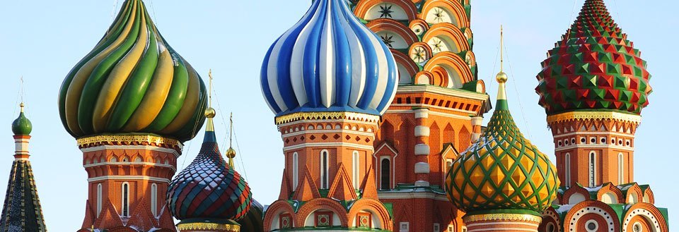 Farverige løgkupler af Skt. Basils Katedral i Moskva, et ikonisk vartegn i Rusland.
