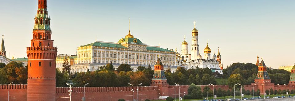Panoramaudsigt over Kreml i Moskva med farverige spir og historiske bygninger.