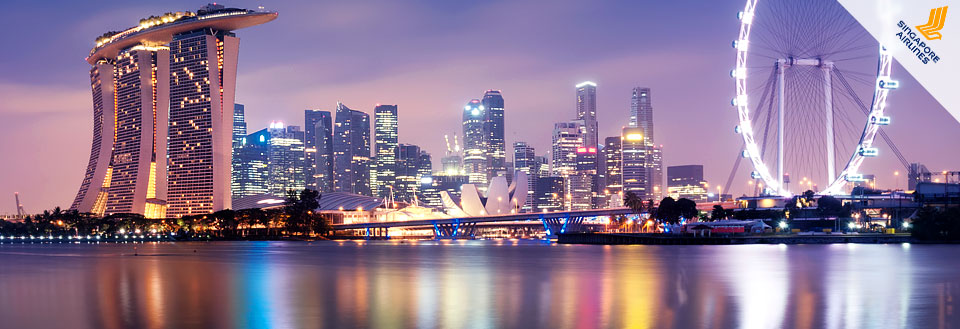 Singapore's skyline ved nat med Marina Bay Sands og Singapore Flyer.
