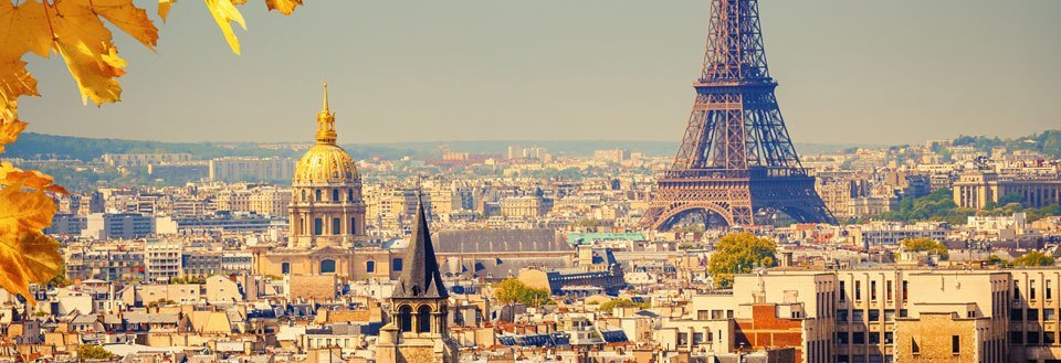 Paris skyline med Eiffeltårnet og Les Invalides' gyldne kuppel på en solrig dag.