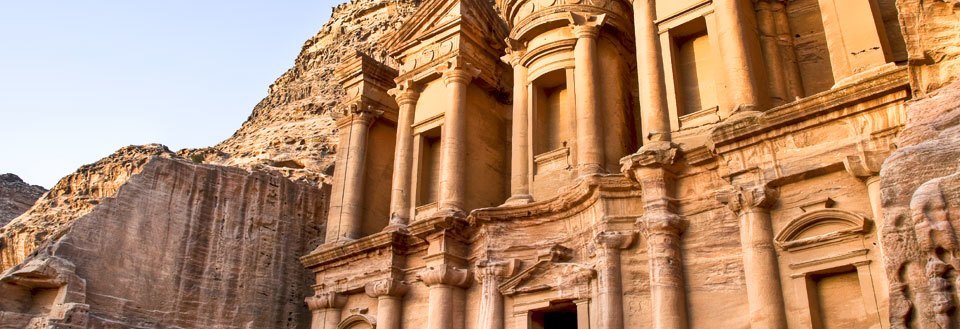 Den ældgamle og berømte facade af et hugget klippetempel Petra i Jordan.