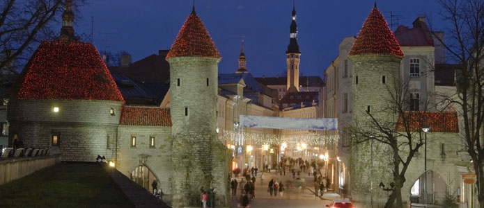 Aftenstemning i julepyntede Tallinn