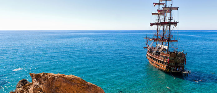 Piratskib og turkisblåt hav i Alanya