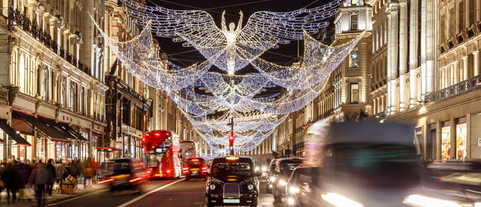 Juleudsmykning og dobbeltdækkerbus på Brompton Road i London