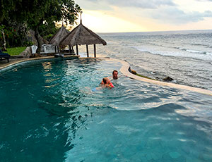 Svømmetur i fantastisk infinity pool ved solnedgang i Bali