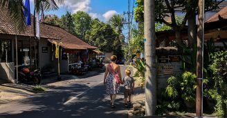 Mor og søn på gåtur i Bali langs butikker og shopping