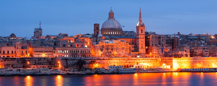 Maltas hovedstad Valetta i aftenlys