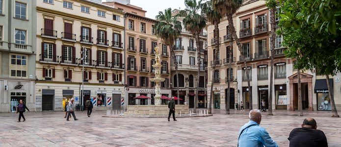 Seværdigheder i Málaga Skøn middelshavsstemning på Plaza_de_la_Constitucion
