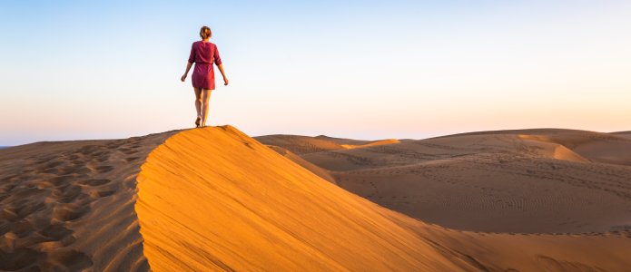 Kvinde nyder ørkenen i Oman
