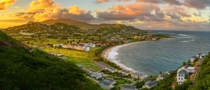Panorama over Saint Kitts og dens hovedstad Basseterre under solnedgangen