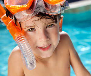 Dreng på ferie i swimmingpool