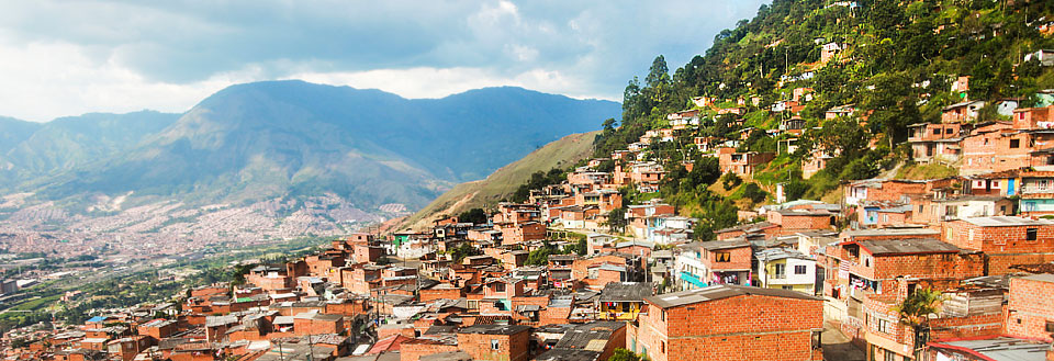 Oplev farverige Medellin med billige flybilletter