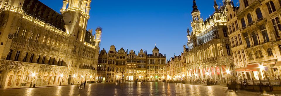 Grand-Place i Bruxelles om aftenen, oplyst af gadebelysning med historiske bygninger.